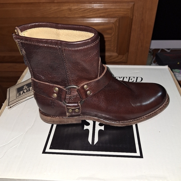 A pair of Frye Phillip Harness dark brown ankle boots in a women's size 6. EUC - Picture 9 of 14